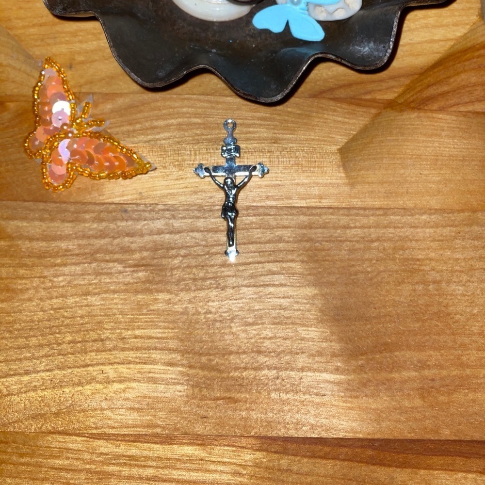 Unisex crucifix pendant